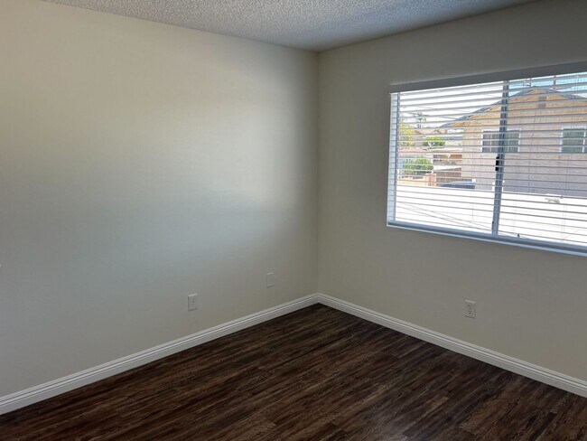 Building Photo - FARQUHAR 4081-4087