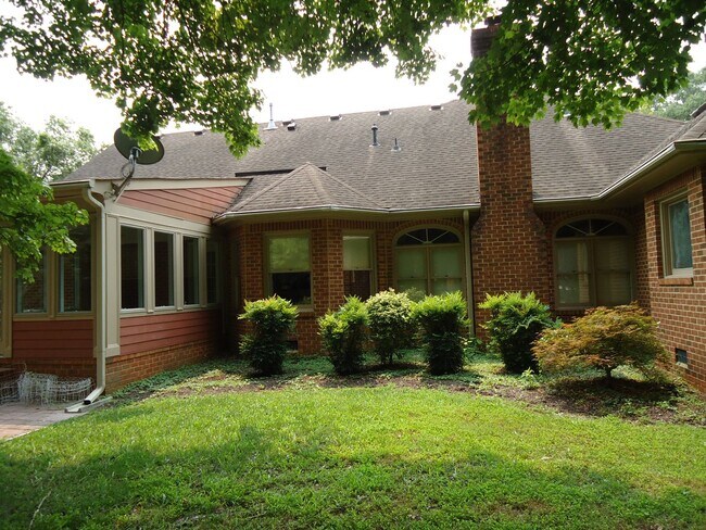 Building Photo - GATLING POINTE