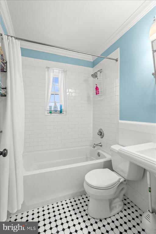 Building Photo - 820 N Washington St