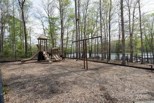 Building Photo - 4938 El Molino Dr