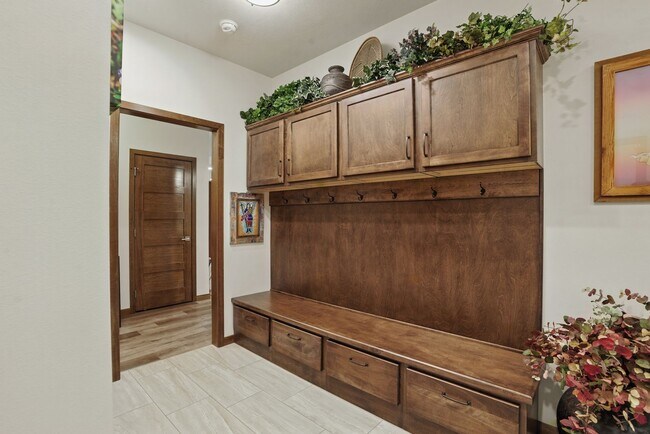 Building Photo - 5700 Island Ct