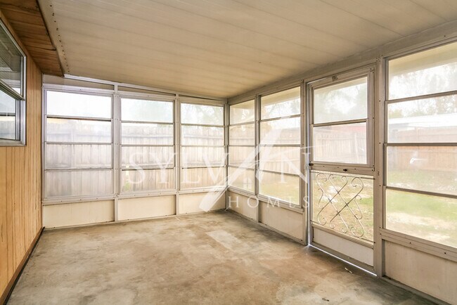 Building Photo - The living is easy in this 3 bedroom, 2 ba...