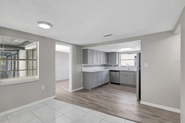 Building Photo - 7210 Parrot Dr