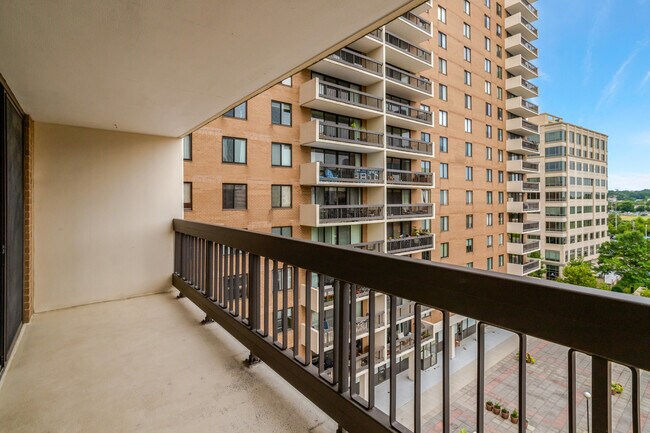 Building Photo - 3800 Fairfax Dr