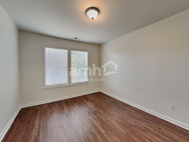 Building Photo - 645 Commander Dr