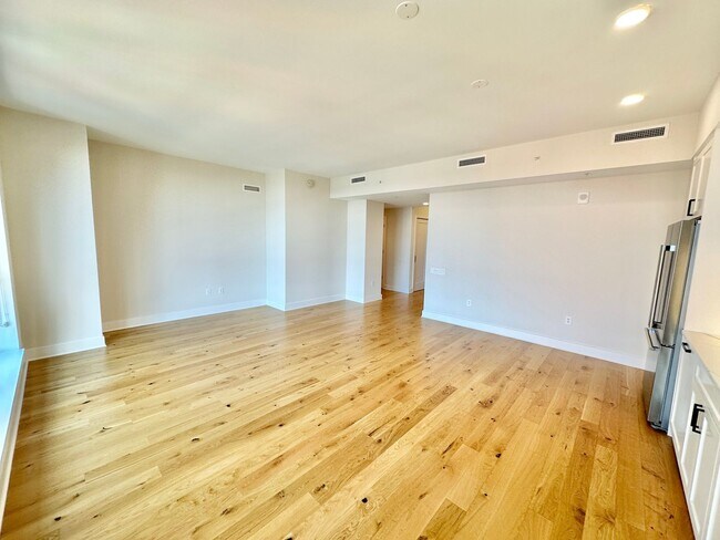 Building Photo - MOVE -IN SPECIAL-FREE RENT! Luxury 2 Bedro...