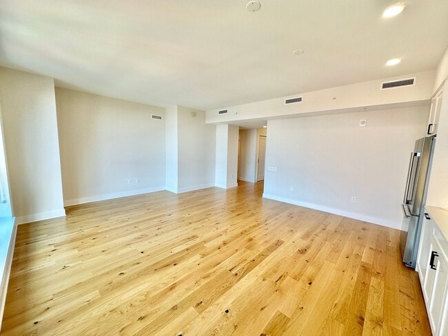 Building Photo - MOVE -IN SPECIAL! Luxury 2 Bedroom, 2.5 ba...