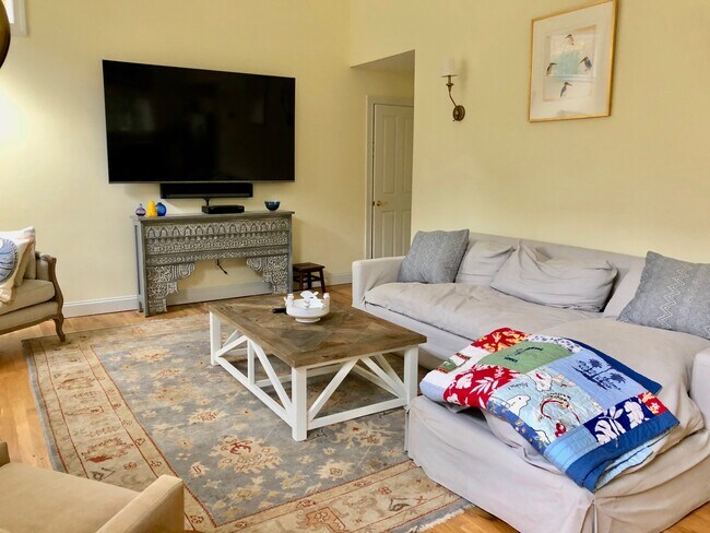 Building Photo - 10 Deer Path