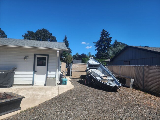 Building Photo - Pet Friendly, Single-Level, Attractively Updated Home in NE Newberg