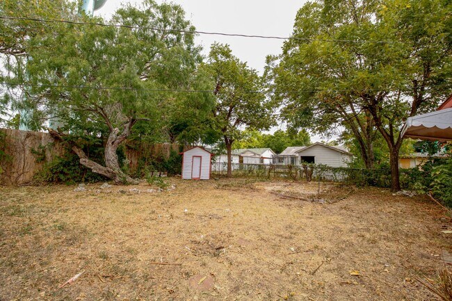 Building Photo - 1327 Vanderbilt St