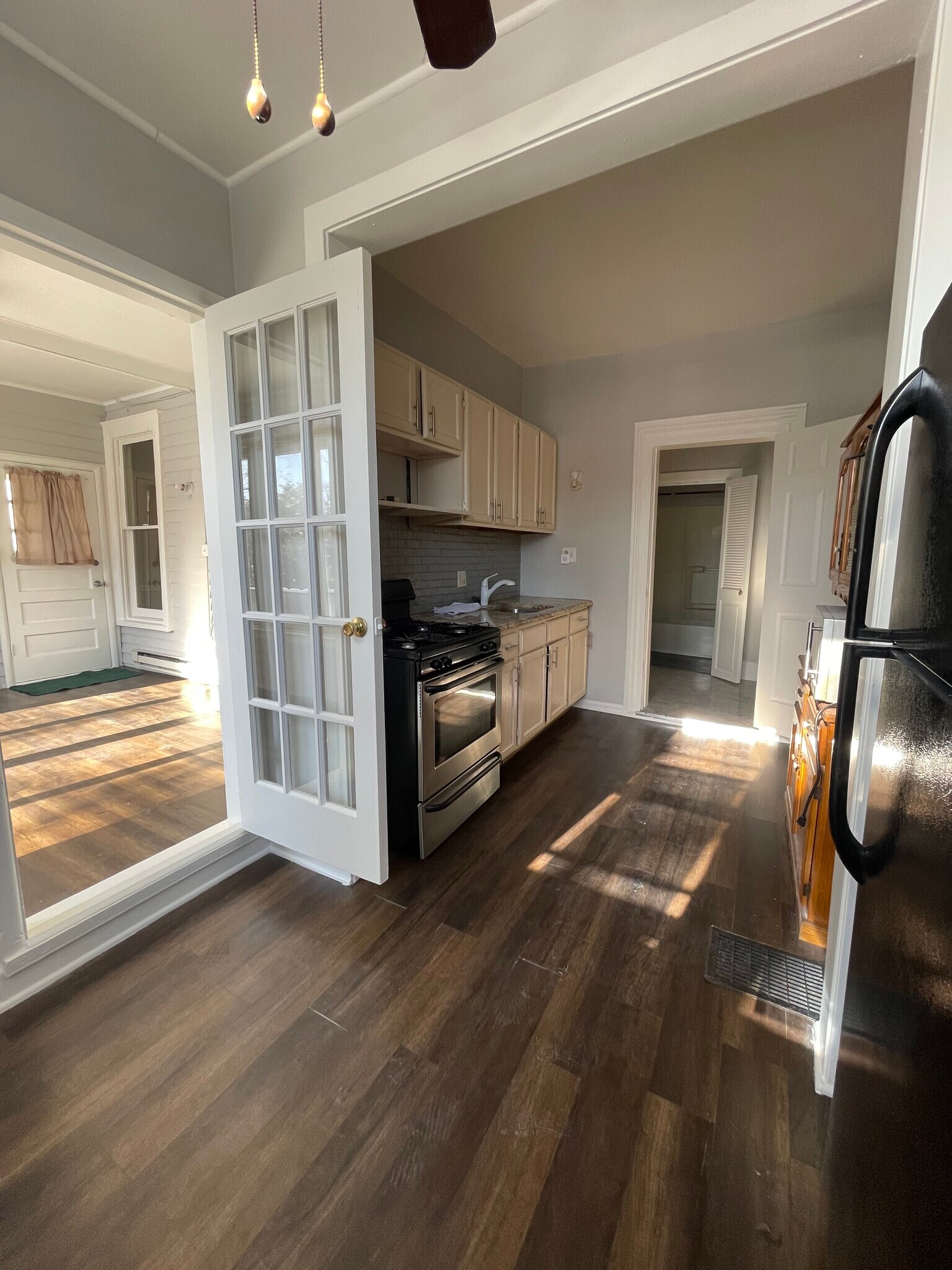 Building Photo - 134 E Maple St