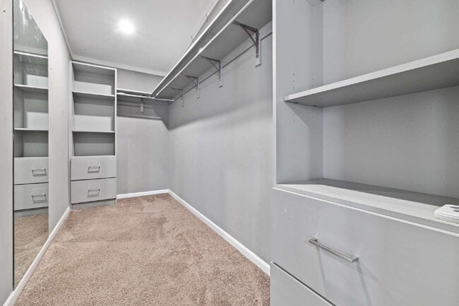 Building Photo - "Spacious 4-Bedroom Retreat with 3400 Sq Ft of Comfort in Gibsonton, FL!"