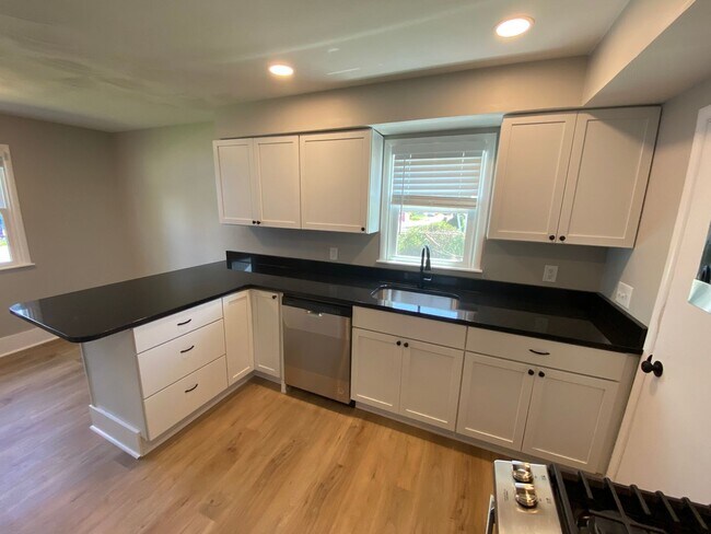 Building Photo - Fully Remodeled 3Bedroom House!