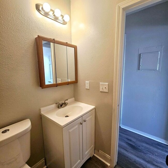 Building Photo - 2-Bedroom Apartment -Great Location! Limit...