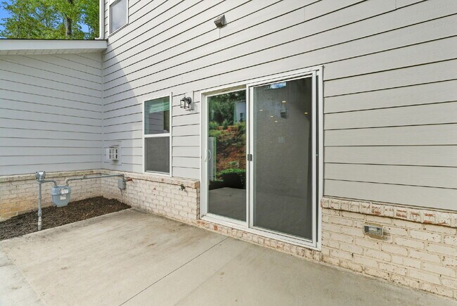 Building Photo - Modern 3 Bedroom, 2.5 Bath Townhome in Chapel Green