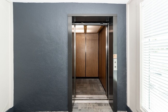 Building Photo - 1 Bedroom, 1 Bathroom Condo in Downtown Charleston - Charleston