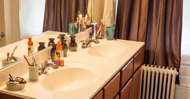 Building Photo - Southside Flats 4 Bedroom! Rooftop Deck! Central AC! Laundry Included!