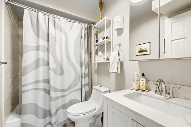 Building Photo - 512 W Barry Ave