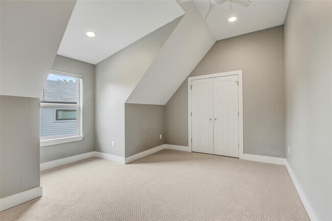 Building Photo - 5109 Lott Ave