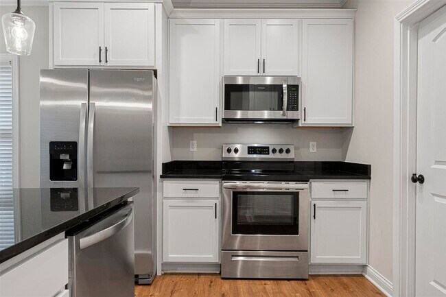 Building Photo - 821 Poplar Log Dr