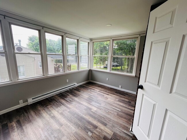 Building Photo - Cute 3 bedroom house located in East Stroudsburg Borough!