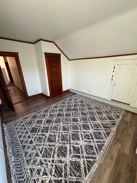 Side Room - 57 Bartlett Ave