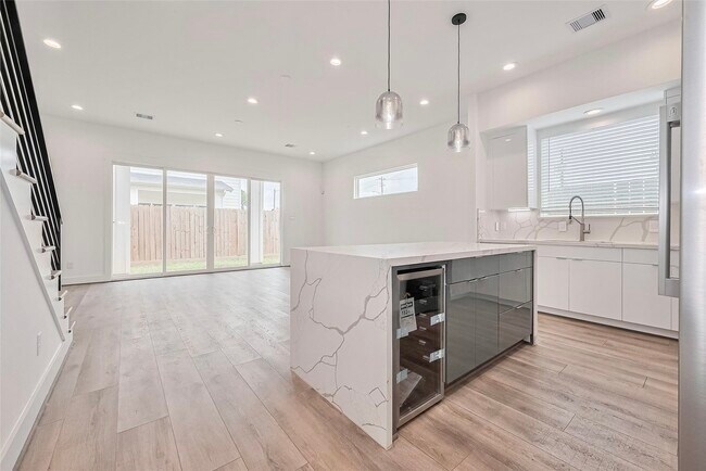 Building Photo - 3510 Hadley St