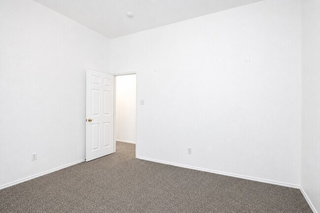 Building Photo - 10057 Wyndbrook Dr