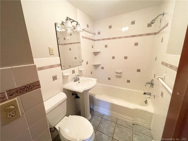 Building Photo - 341 Center Rd