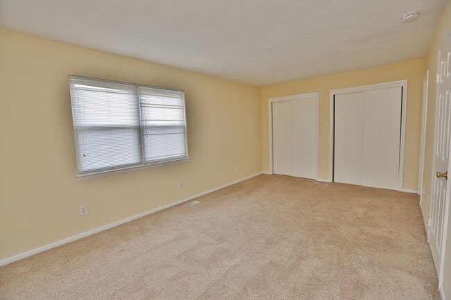 Building Photo - Amazing 2 Bedroom Townhome in Washington Square! Available 03-06-26! All Appliances Convey!