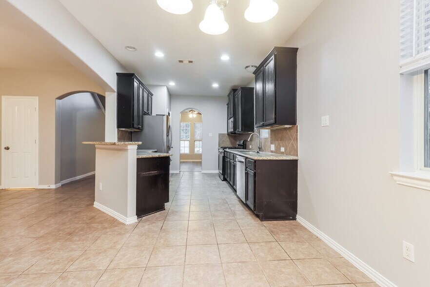 Building Photo - 9202 Hidden Lake Cir
