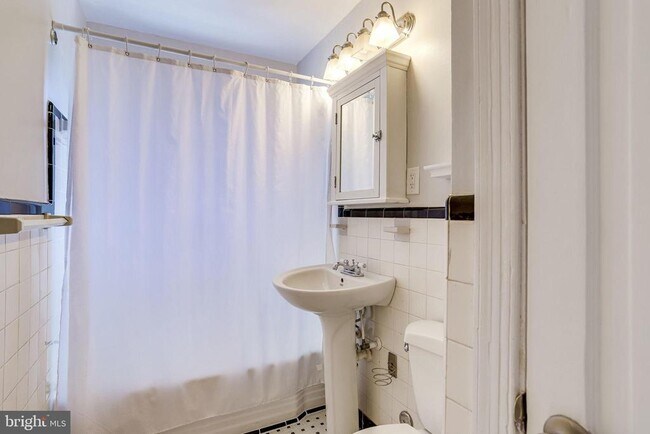 Building Photo - 1716 W Abingdon Dr