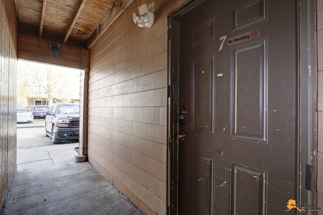 Building Photo - 906 W 29th Place