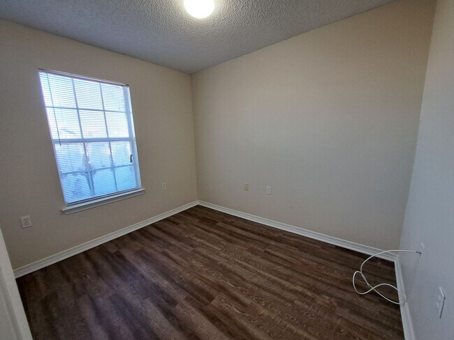 Building Photo - Cute 2BR/1BA in NE Pensacola