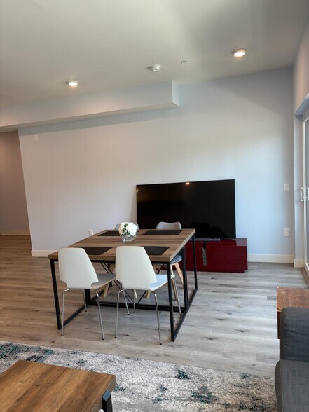 Building Photo - 10739 Kling St