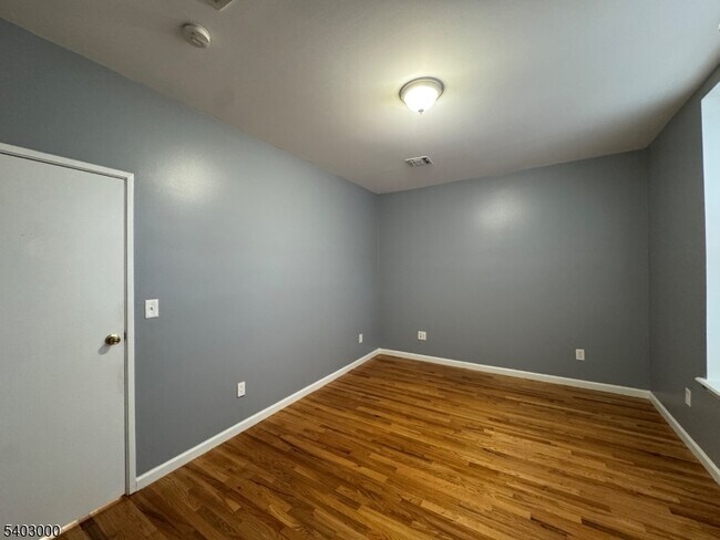 Building Photo - 610 Devon St