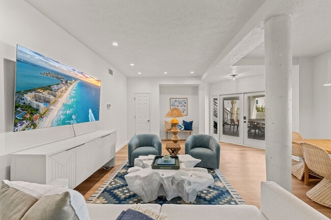 Building Photo - 169 Pompano St