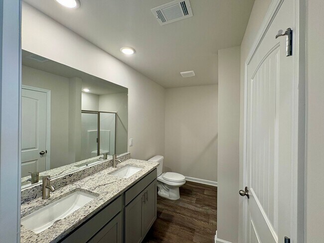 Building Photo - 5252 Magnolia Pl