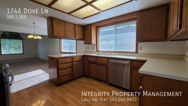 Building Photo - 1746 Dove Ln