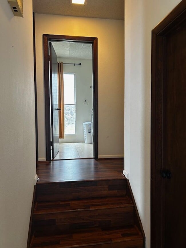 Building Photo - Available now -Mariner's Ridge 4 bedroom /...