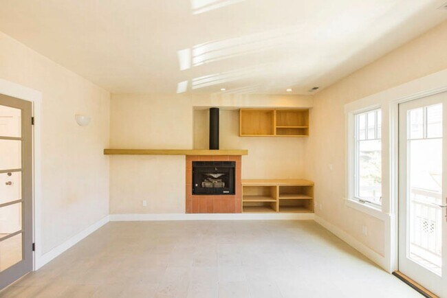 Building Photo - Balcony & Gas Fireplace: Sunny Apartment i...