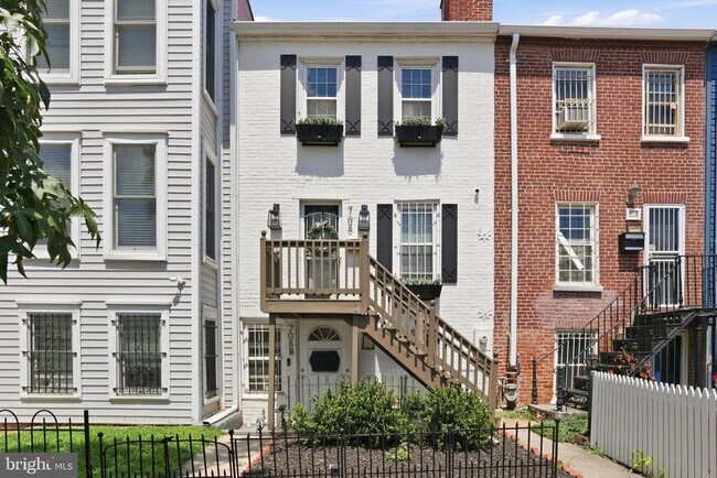 Building Photo - 708 I St SE