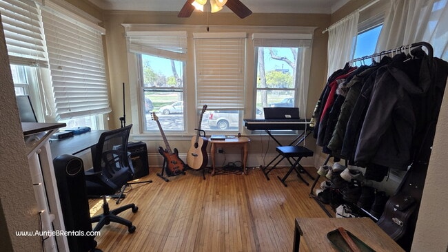 Building Photo - 2BR 1BA Beautiful Triplex Upper Unit - VIDEO TOUR