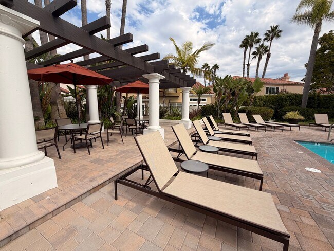 Building Photo - Beautiful 3 Bedroom, 2.5 Bathroom Newport ...