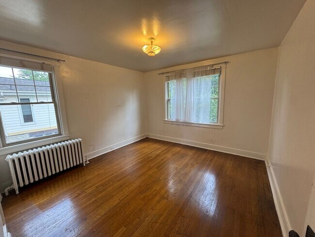 Building Photo - Open & Bright! 3 bedroom duplex