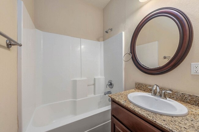 Building Photo - Available August 2026! 4 Bed, 3 Bath in Ho...