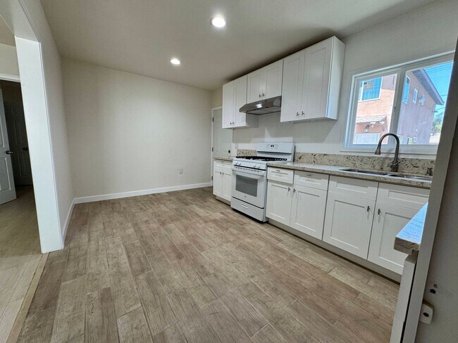 Building Photo - Nicely Updated Home with Enclosed Front Yard