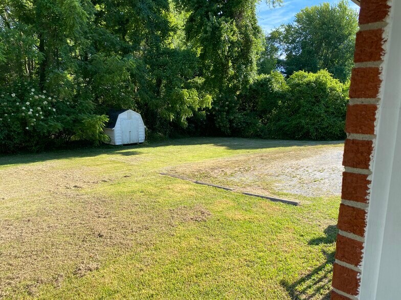 Large back yard - 504 Luther Rd