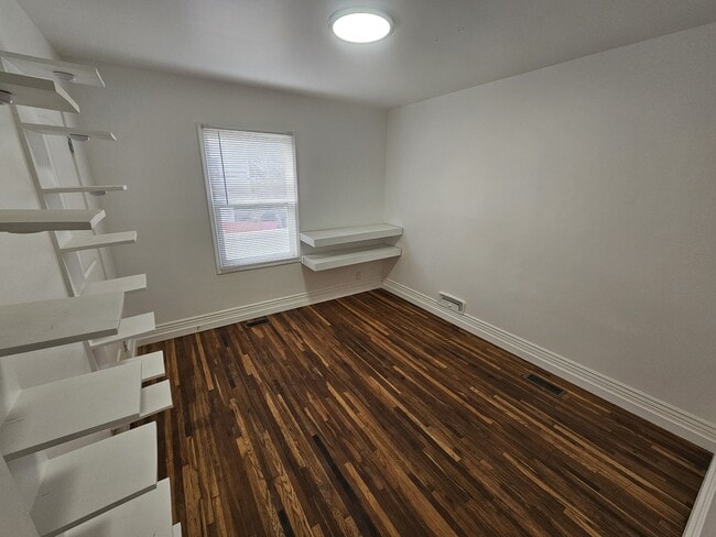 Building Photo - 74 W Plum St