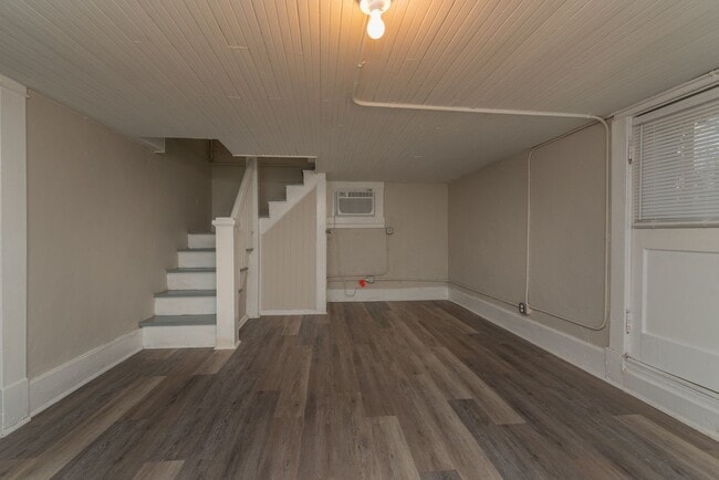 Building Photo - $699- Updated 2 bed/1 bath apartment near Medical Center, with brand-new appliances!